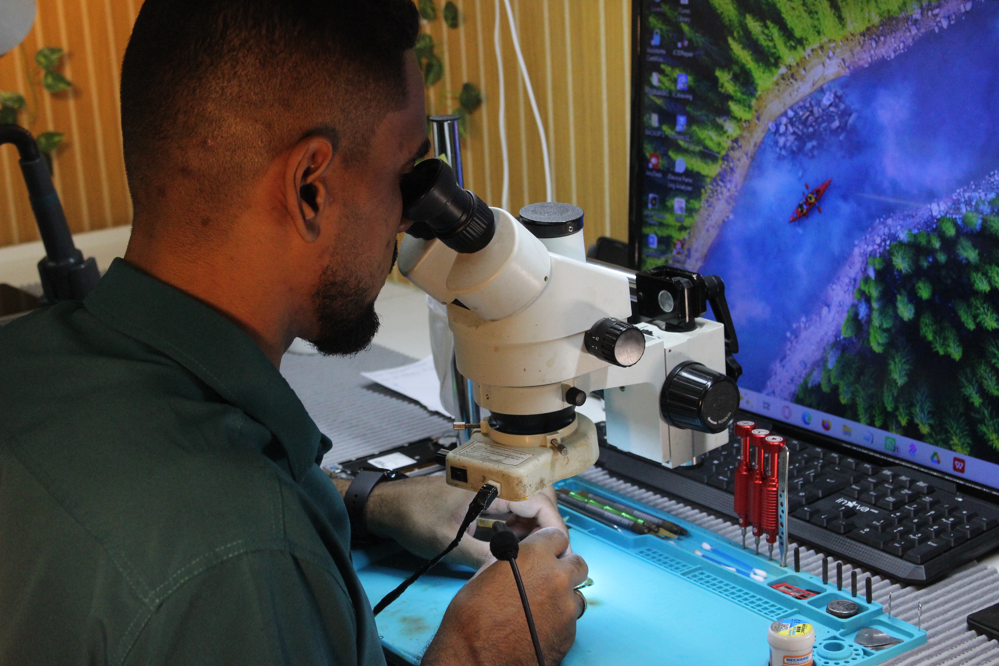 microscópio de manutenção de celulares Planeta